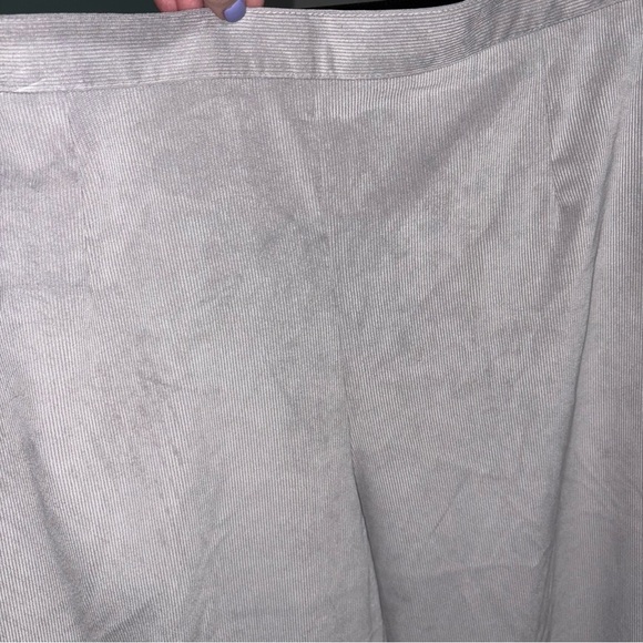 Alfred Dunner Women's Gray Lightweight Corduroy Proportioned Short Pants - Picture 2 of 7